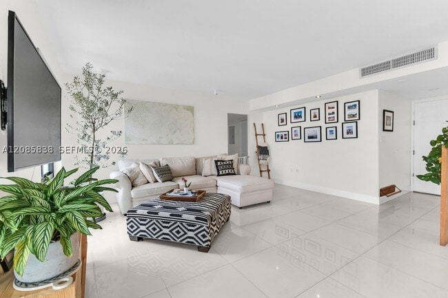 Building Photo - 1600 S Bayshore Ln