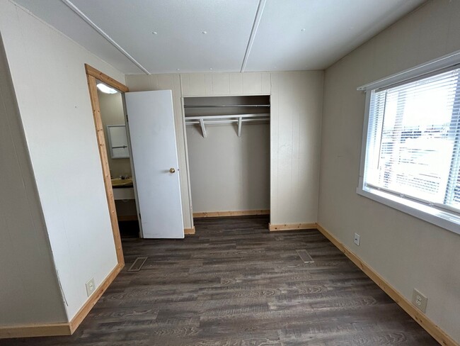 Building Photo - 3 Bed 1.5 Bath Fully Remodeled Mobile Home...