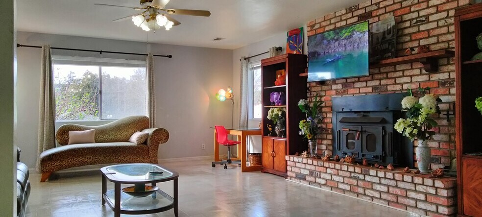 Family Room - 50 La Cruz Ave