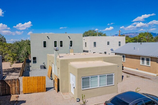 Building Photo - 2113 Coal Ave SE