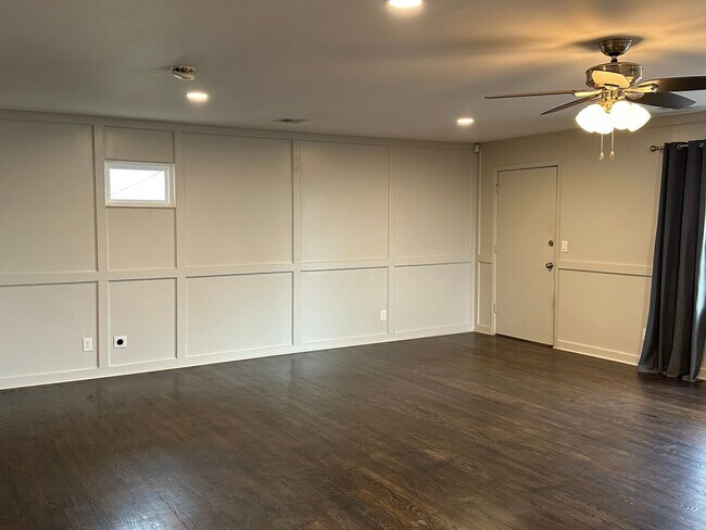 Building Photo - This home is adorable and move in ready!