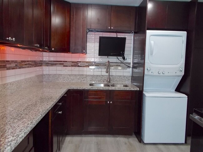 Building Photo - 6208 Ilanos Ln