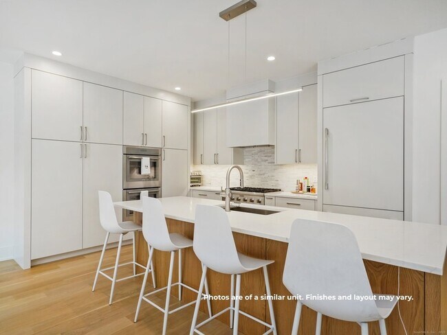 Building Photo - 14 White Barns Ln