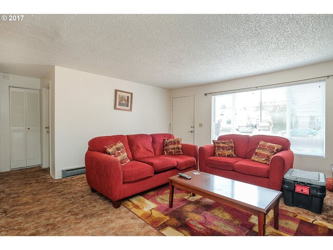 Building Photo - Updated Four-Plex in SE Portland with Fenc...
