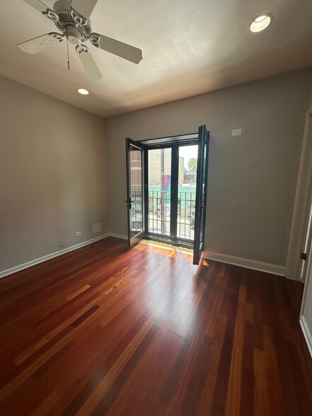 Living room - 2216 W Belmont Ave
