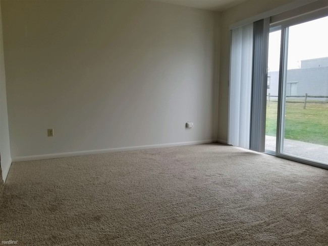 Building Photo - 2 br, 1 bath Townhome - 700 Hemlock Square