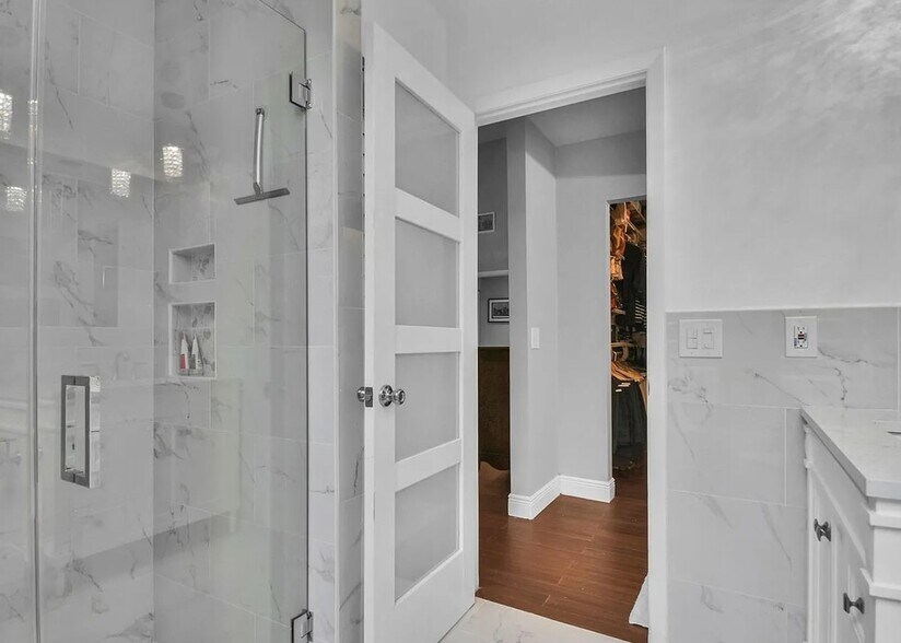 master bath - 9366 Chelsea Dr N