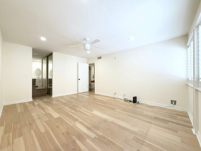 Building Photo - Upgraded Condo in La Costa!