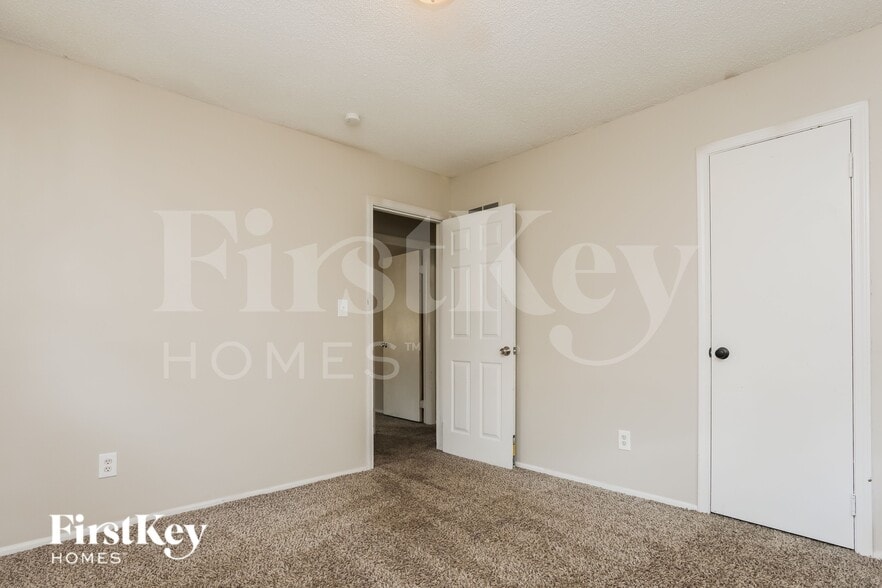 Building Photo - 706 N Redwood Dr