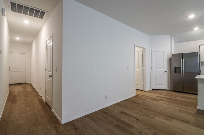Building Photo - 3202 S 15th Pl