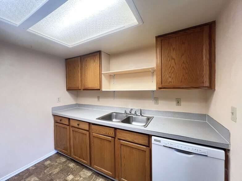 Building Photo - 10610 W Hinsdale St