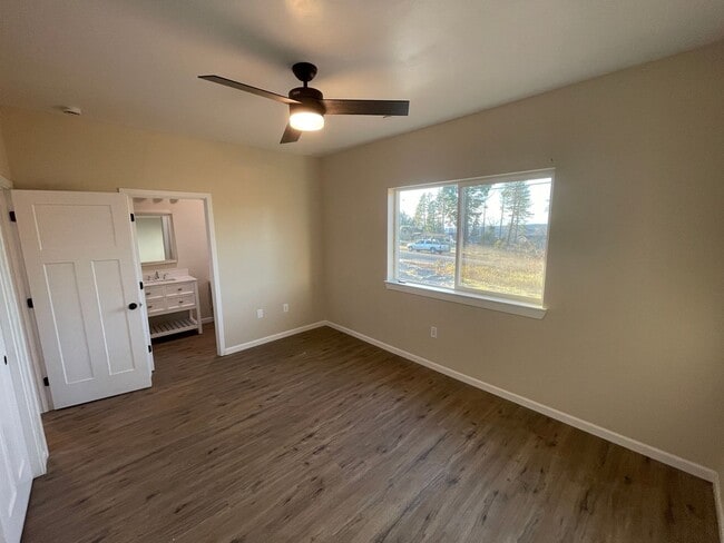 Building Photo - 8588-8590 Ridgecrest Dr