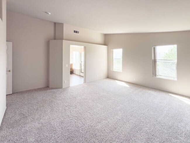 Building Photo - RARE 6 BEDROOM HOME FOR RENT IN OPTIMUM LO...