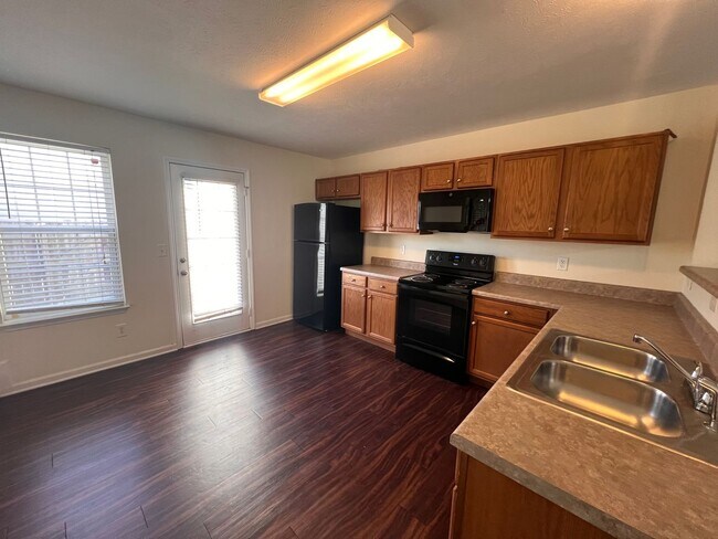 Building Photo - Available Now! 2 Bed, 2.5 Bath Townhome in The Cottages Of Lake Forest