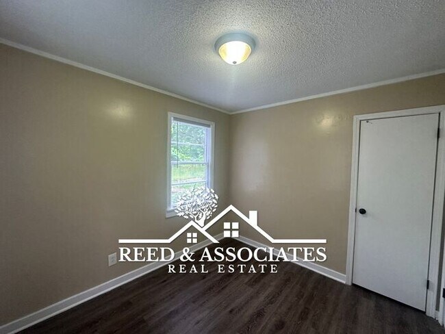 Building Photo - 3 Bedroom in Shelby Forest - Frayser