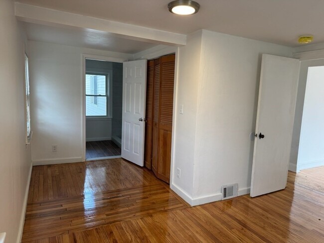 Building Photo - 208 Green St