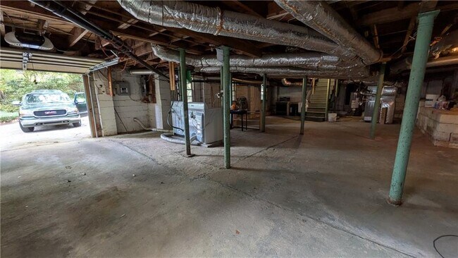 Building Photo - 4300 Rickenbacker Way NE