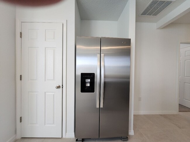 Building Photo - LIKE NEW!!! 4-Bedroom, 2-Bathroom in Villamar/Winter Haven