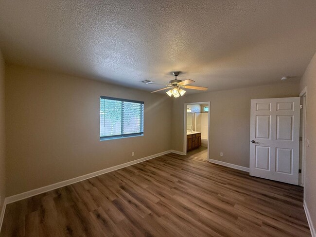 Building Photo - 3 Bedroom 2 Bathroom Home