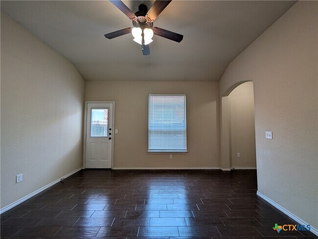 Building Photo - 660 Creekside Cir