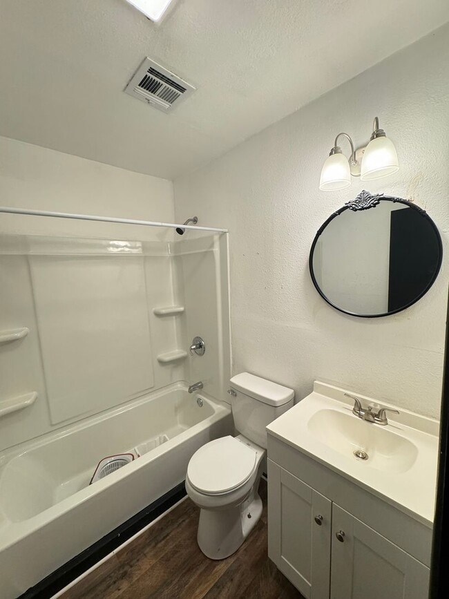 Building Photo - 2 Bedroom 1 Bath Remodeled Farmhouse for Rent