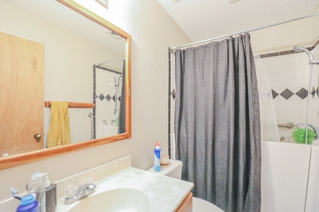 Building Photo - 3 Bedroom 2 Bath Home