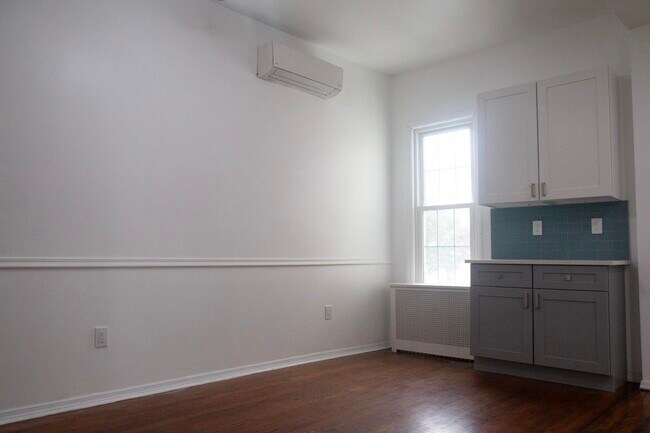 Building Photo - 16 E 44th St