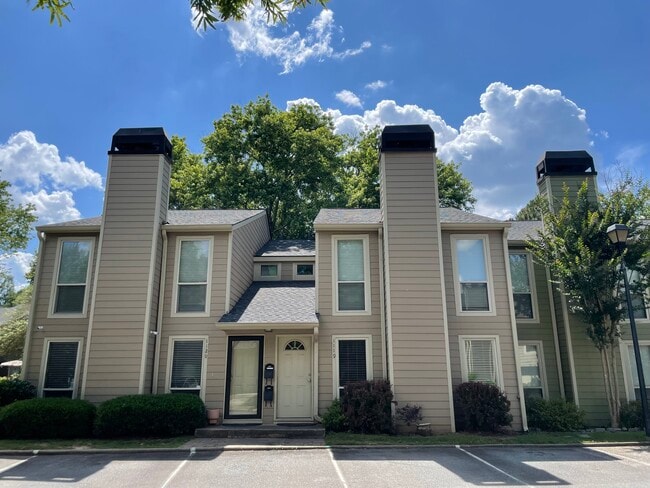 Primary Photo - 1119 Riverbend Club Dr SE