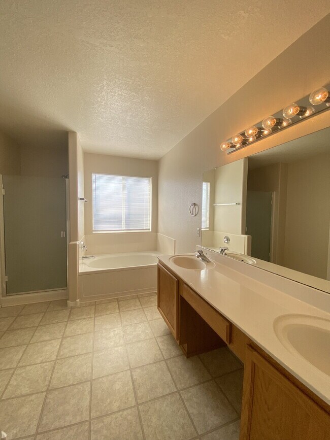 Building Photo - COMMUNITY POOL - LARGE 4 BEDROOM - Master Upstairs