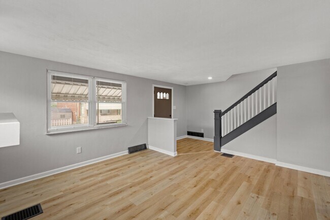 Building Photo - Stunning 2 bedroom home in Mckees Rocks av...