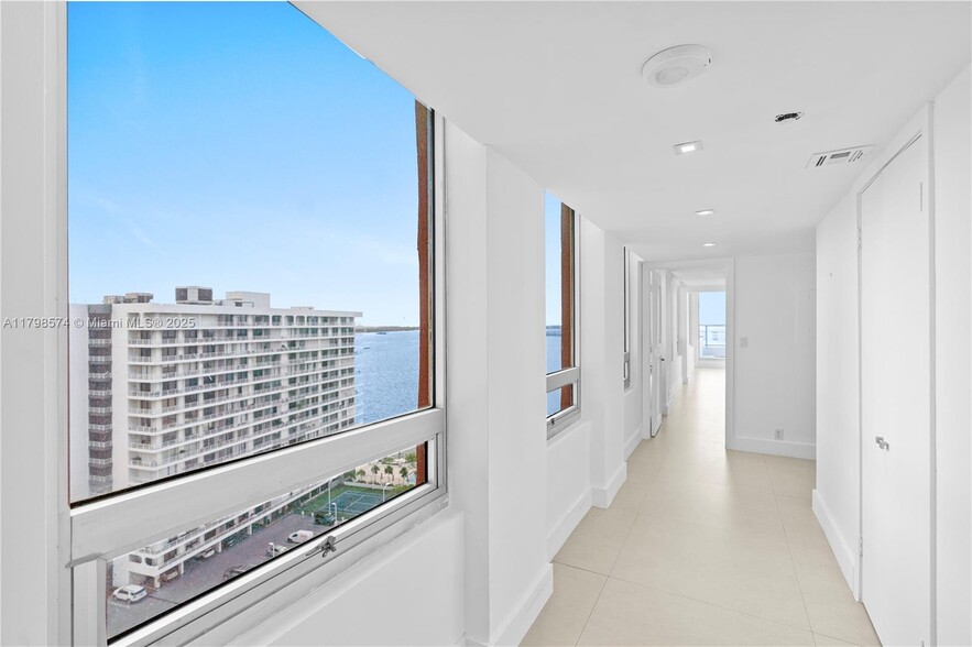 Building Photo - 1541 Brickell Ave