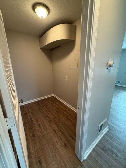 Building Photo - 2055 Peabody Ln