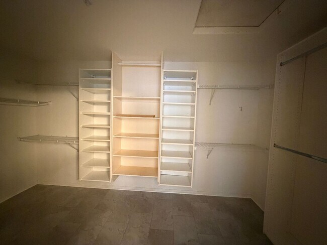 Building Photo - 841 Rosebud Dr