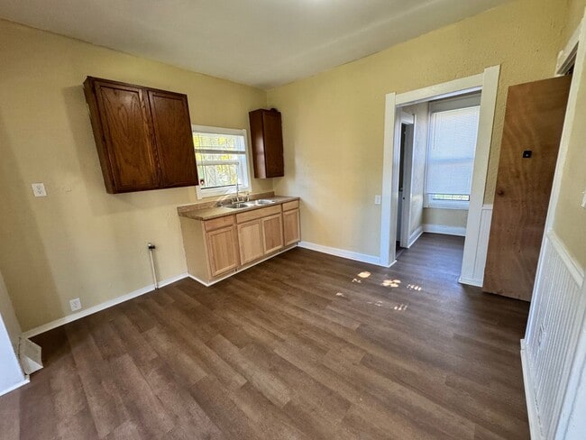 Building Photo - 4 Bedroom House