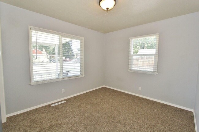 Building Photo - Charming Single-Level Home on the Bench
