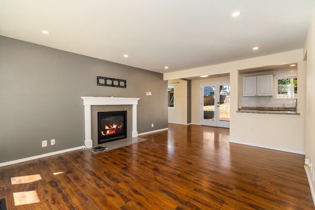 Building Photo - Light-Filled 3BR Home w/ Large Fenced in Yard