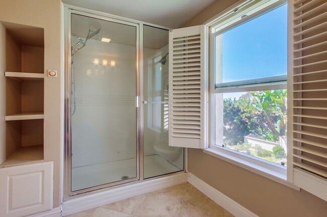 Building Photo - Fantastic ocean views in this spectacular ...