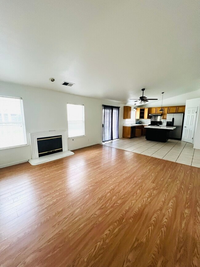 Building Photo - 575 W Cinnamon Ave