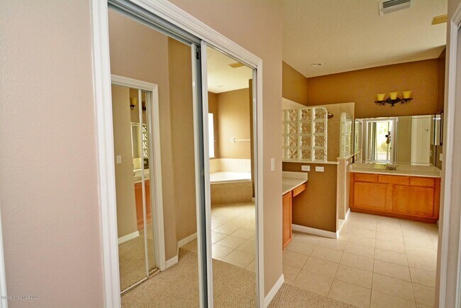 Building Photo - 820 Glen Abbey Way