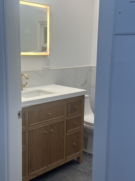 Unique and solid vanity - 859 Avenue C