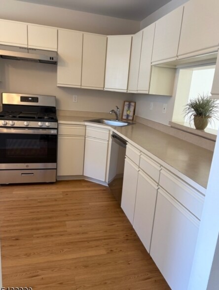 Building Photo - 204 Red Crest Ln