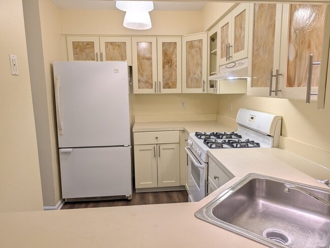 Building Photo - Cozy & Lifestyle-Oriented