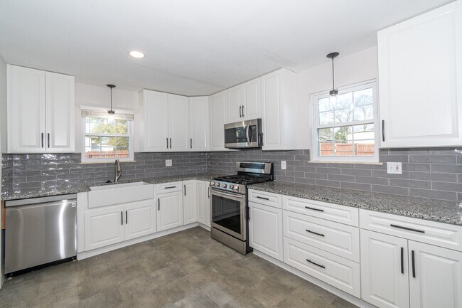 Building Photo - 412 Keeble St