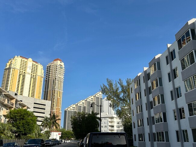 Building Photo - 250 180th Dr