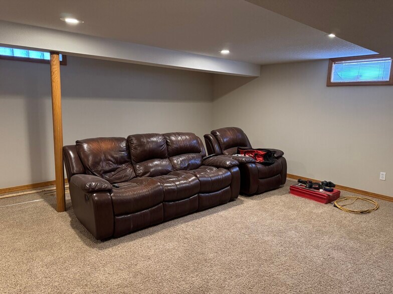 Building Photo - 233 Manor Dr