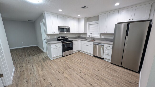 Building Photo - 3 bedroom 1 bath single level home