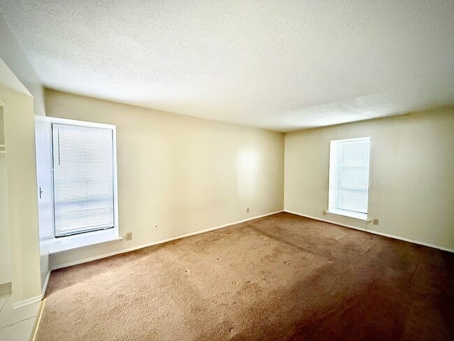 Building Photo - 6571 Poplar Ave