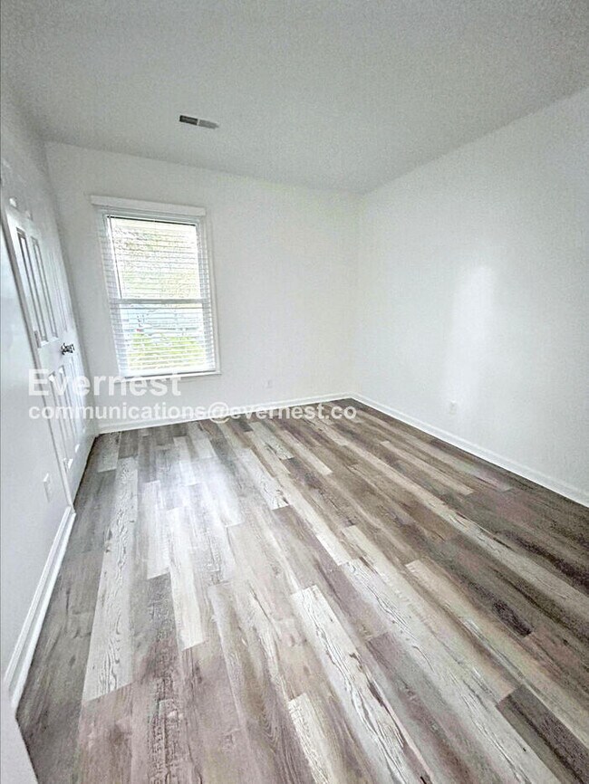 Building Photo - Limited Time Special Offer / 3 Bed/2 Bath Home with Off-Street Parking / Pet-Friendly / Available...