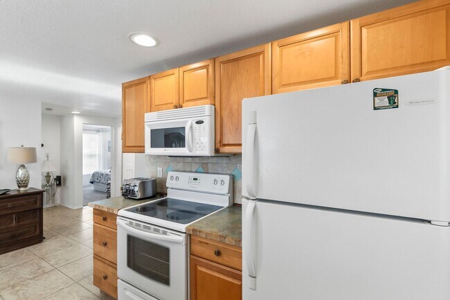 Building Photo - FURNISHED SHORT TERM RENTAL - 3 Bed / 2 Bath - Single Family Pool Home - $3,250/month