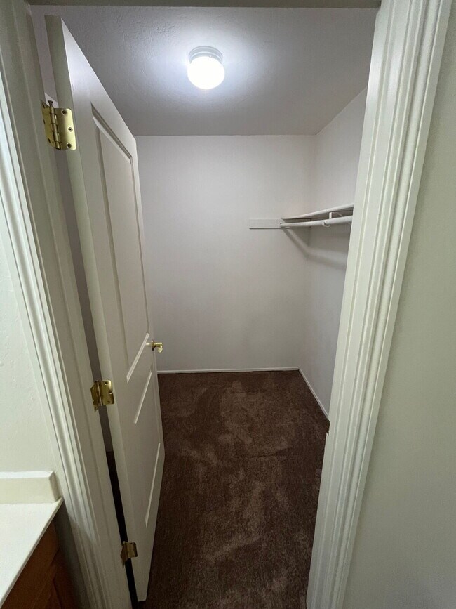 Building Photo - Downstairs 2 bedroom unit with parking and a patio